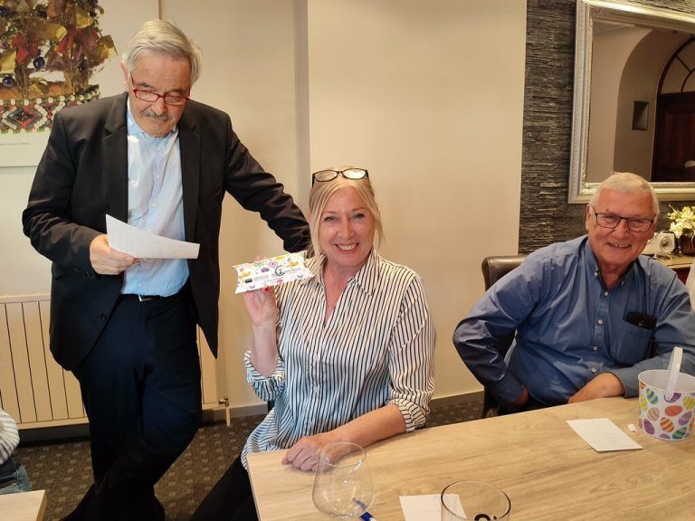 Tilman Kuner mit einer Preisträgerin. SR