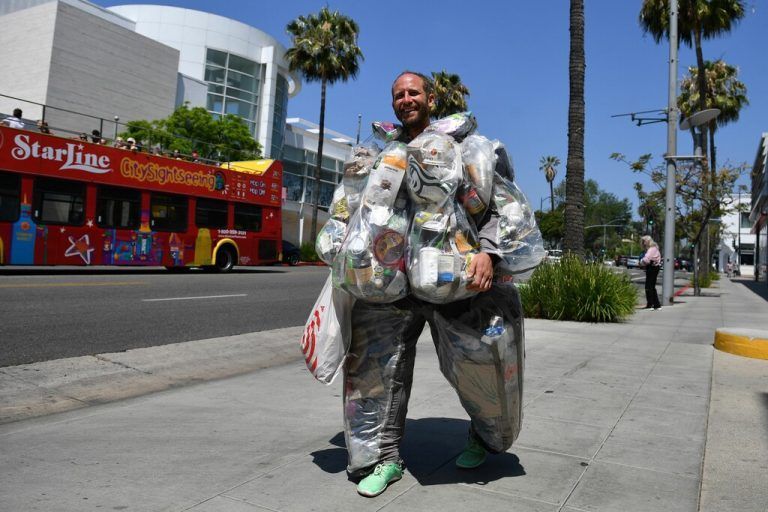 Umweltaktivist Rob Greenfield trägt in Beverly Hills, Kalifornien, einen Anzug aus Müll, der innerhalb eines Monats angefallen ist. AFP
