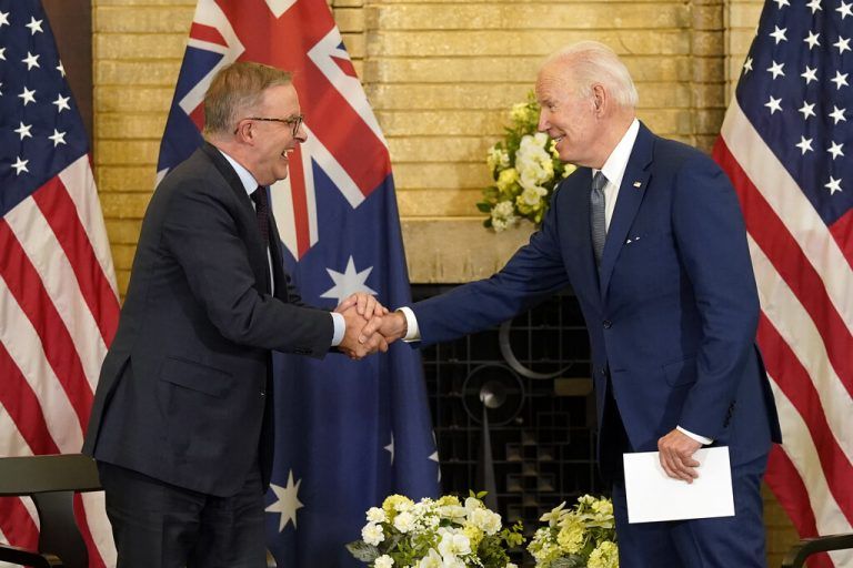 US-Präsident Joe Biden begrüßt beim sogenannten Quad-Gipfel in Tokio den neuen australischen Regierungschef Anthony Albanese. AP
