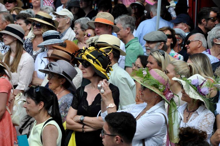 Viele der Besucher kommen auch selbst mit „fescher“ Hutmode.