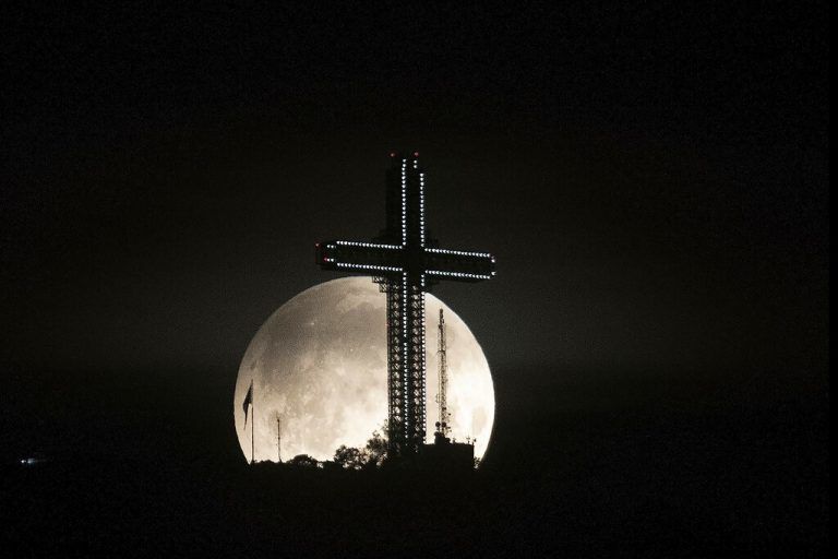 Während der totalen Mondfinsternis am Montag bot sich in Skopje, Nordmazedonien, ein spektakulärer Ausblick. AFP