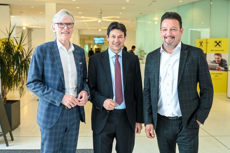 Wilfried Hopfner und Manfred Miglar (Raiffeisen) mit Peter Brezinschek (M.). raiffeisen/U.Mittelberger