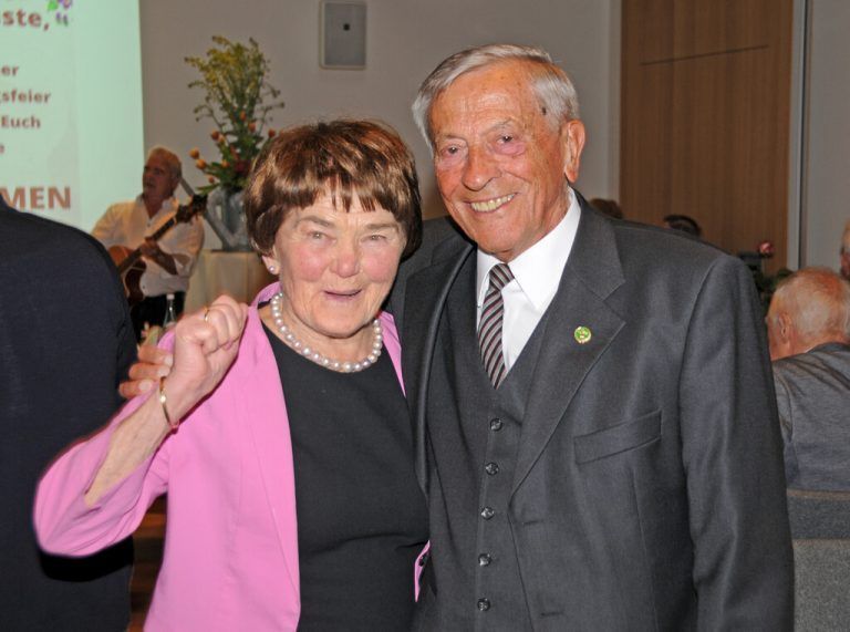 Zwei turnerprobte 90-Jährige: Anni Raid mit Fest-Moderator Edi Lex.