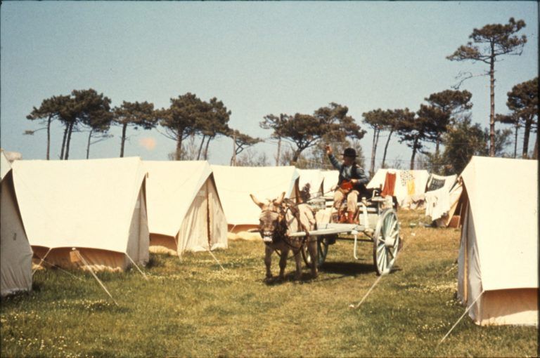 Zu Beginn ganz einfach: Das Zeltdorf am Strand von Calvi und ein Einheimischer mit Eselfuhrwerk, 60er Jahre. <span class="copyright">FA</span>