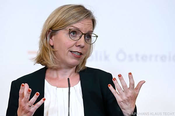 Klimaministerin verteidigt Verschiebung von CO2-Bepreisung