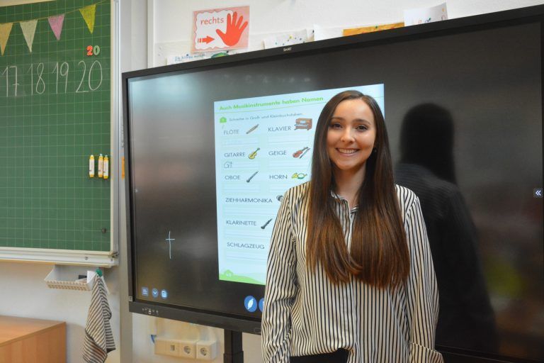 Lehrerin Bettina Lössl hat eine Zusatzausbildung in "Medienpädagogik". Sie ist begeisterte Nutzerin des Smartboards in ihrer Klasse.