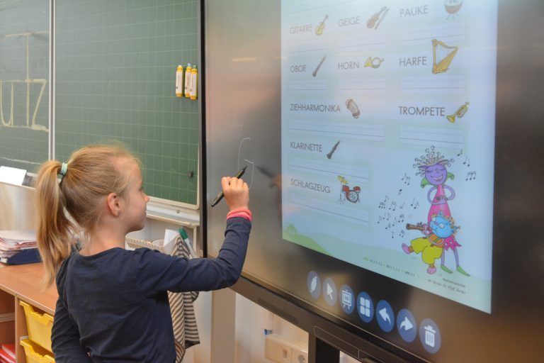 Die Kinder können auf der interaktiven Schultafel schreiben. <span class="copyright">bvs</span>