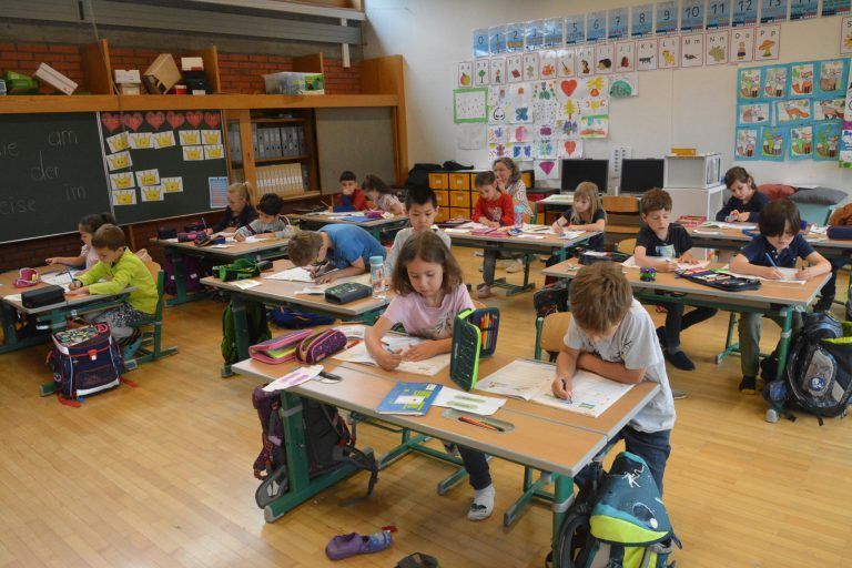Eifrig verfolgen die Kinder den Unterricht und bringen sich ein.
