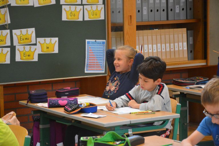 Unterricht mit Bildern, Geräuschen und Emotionen speichern Kinder besser ab.