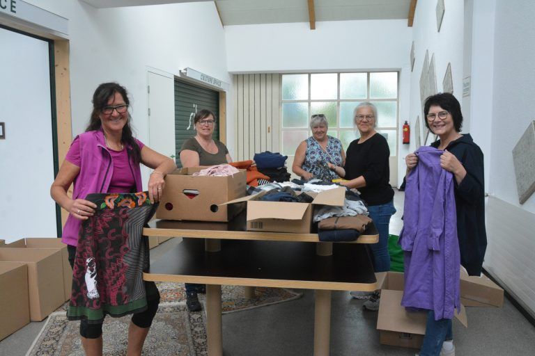 Sabine Meinhart, Doris Hämmerle, Sigrid Tiefenbacher-Alge, Helga Kräutler und Manuela Hagen (v.l.n.r.) packen an und organisieren die begehrten Kleidertauschtage.