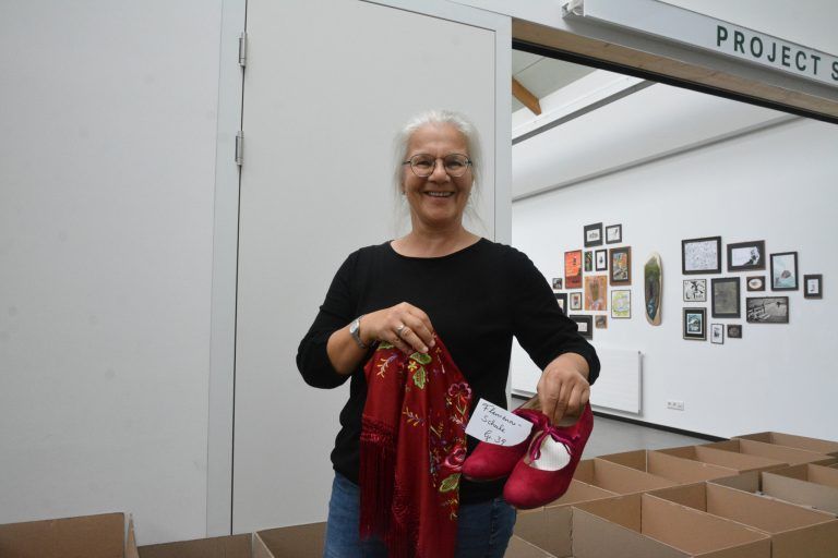 Helga Kräutler fand sogar Flamenco-Schuhe bei den abgegebenen Sachen.