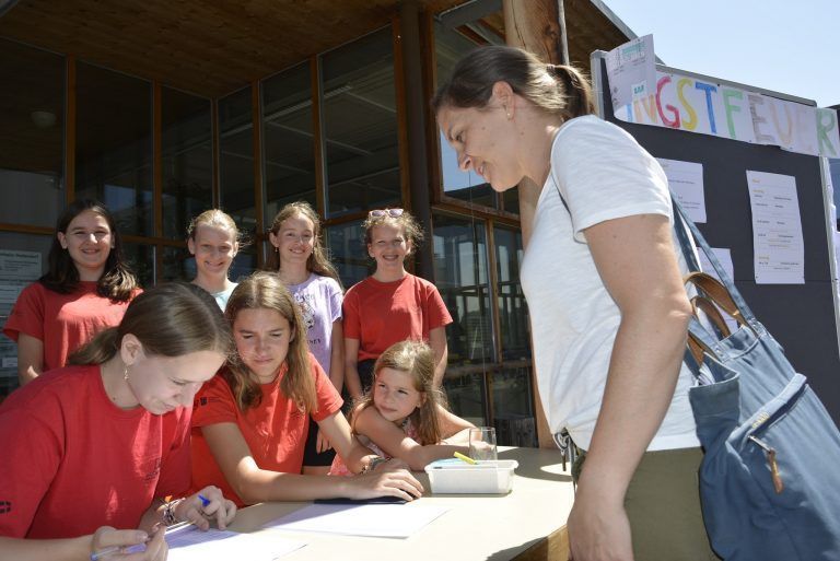 Auch die Mädchen waren zur Mithilfe gerne bereit.