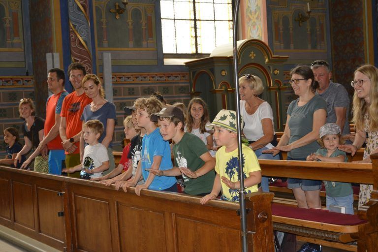 Zur richtigen Einstimmung versammelten sich alle in der Kirche.