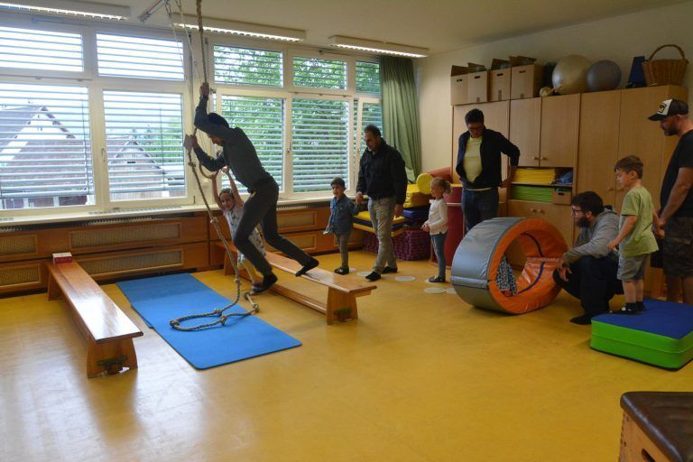 Die Kinder und Papas mussten einen Parcours absolvieren. 