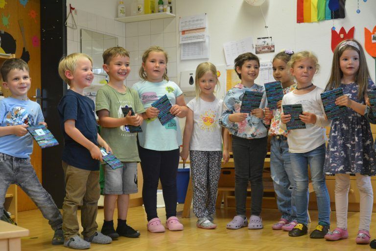 Am Ende der Feier sangen die Kinder ihren Vätern noch ein Lied vor. 