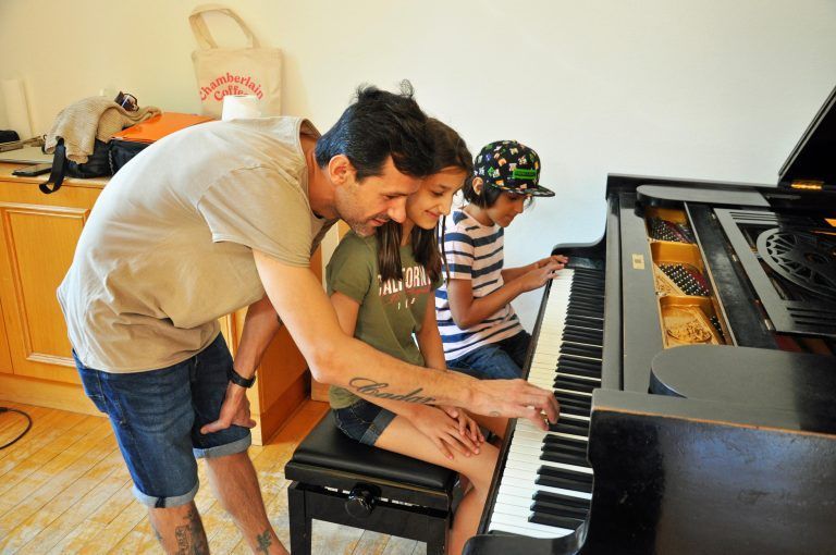 Klavierspielen als Familienerlebnis.