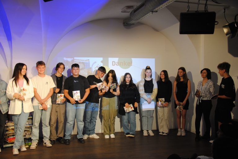 Die Klasse 4b der Praxisschule präsentierte ihr Buch auf der Bühne im Theater am Saumarkt.<span class="copyright"> He</span>