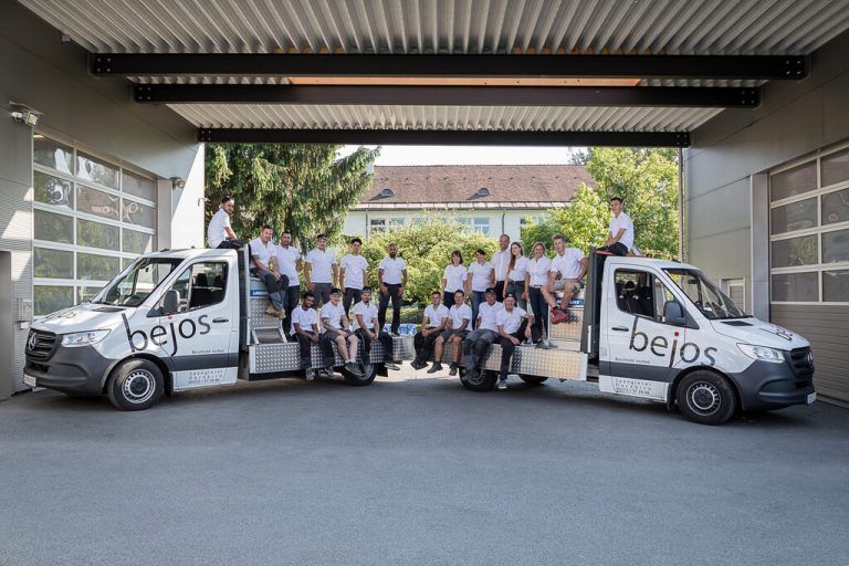 20 Jahre Vor 20 Jahren hat Jochen Berchtold in Dornbirn die Spenglerei Bejos gegründet und aus dem Ein-Mann-Betrieb ein Unternehmen mit 20 Mitarbeitern entwickelt. Nun wurde das Jubiläum gefeiert. Größte Herausforderung für den Spezialisten für Flachdachabdichtungen, Blecharbeiten, Flüssigkunststoff-Abdichtungen und Fassadensysteme ist aktuell das Thema Materialbeschaffung. bejos