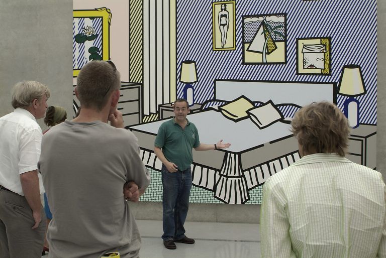  Kurator Rudolf Sagmeister bei der Führung durch die Roy Lichtenstein-Schau. <span class="copyright">KUB/Tretter</span>