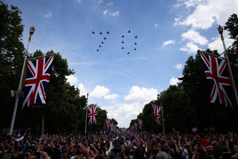 Auch die Königliche Luftwaffe feierte das Jubiläum in ihrem Überflug über London. <span class="copyright">REUTERS/Henry Nicholls</span>