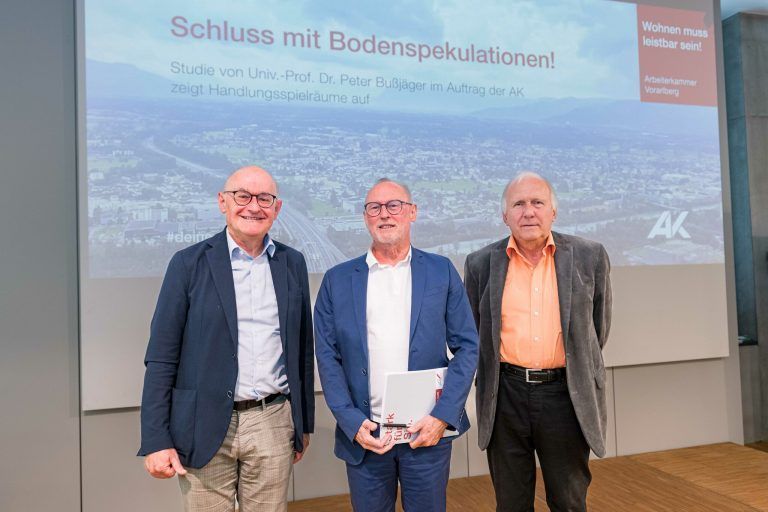Verfassungsjurist Peter Bußjäger (v.l.), AK-Direktor Rainer Keckeis und Markus Aberer (V hoch drei).<span class="copyright">AK VOrarlberg/Gorbach</span>