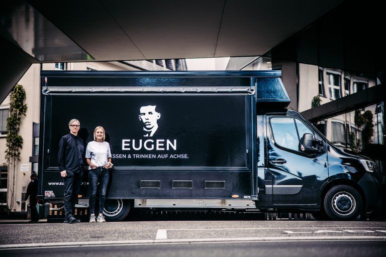 Wolfgang Preuß und Tochter Sarah vor dem Foodtruck. <span class="copyright">emmaeugen</span>
