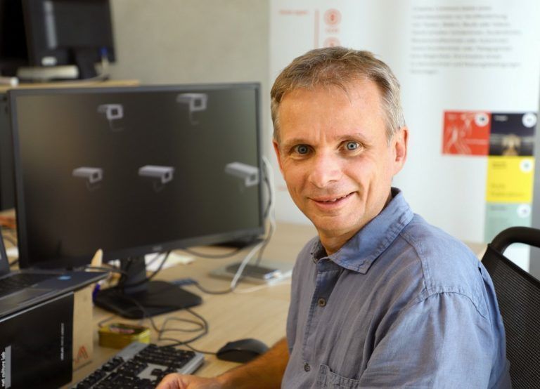 Roland Alton schrieb das Buch „Ethify Yourself“ und hält Lehrveranstaltungen zu Wirtschaftsethik und Humanökologie.