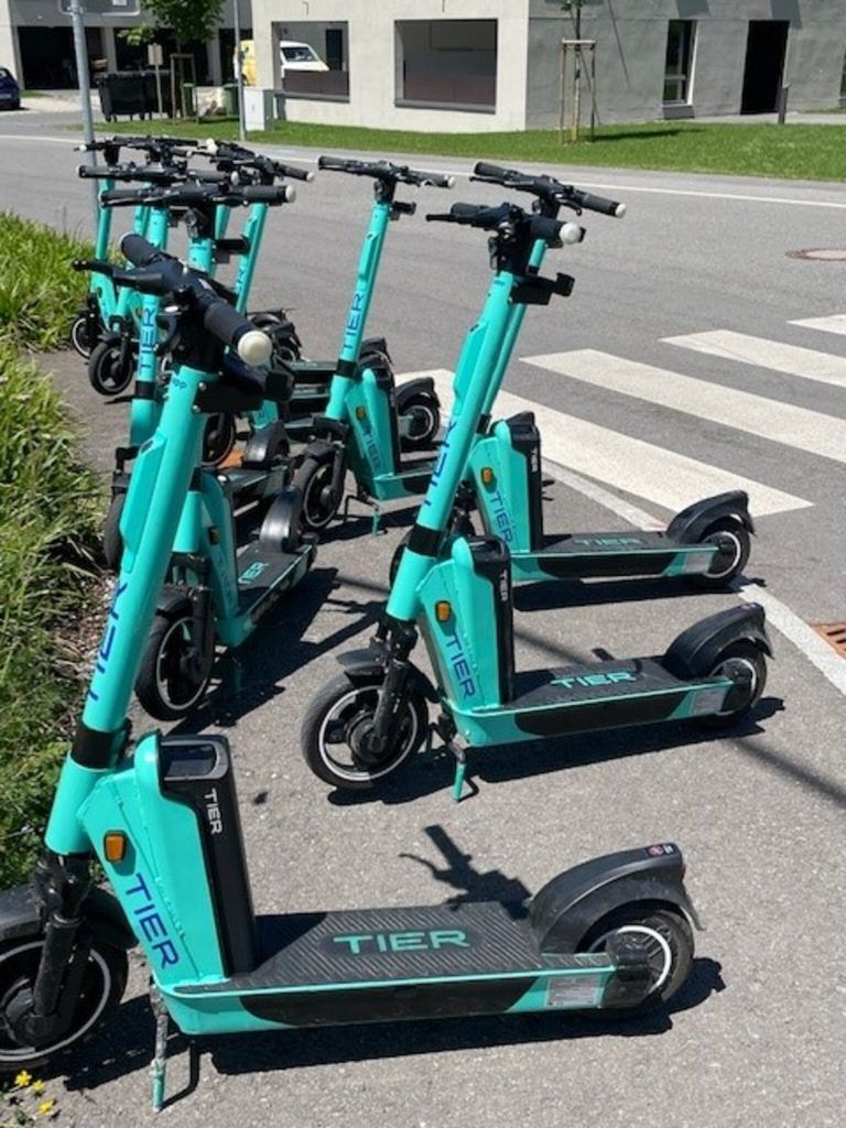 Für viele ein Ärgernis: Kreuz und quer auf dem Gehweg abgestellte Scooter.