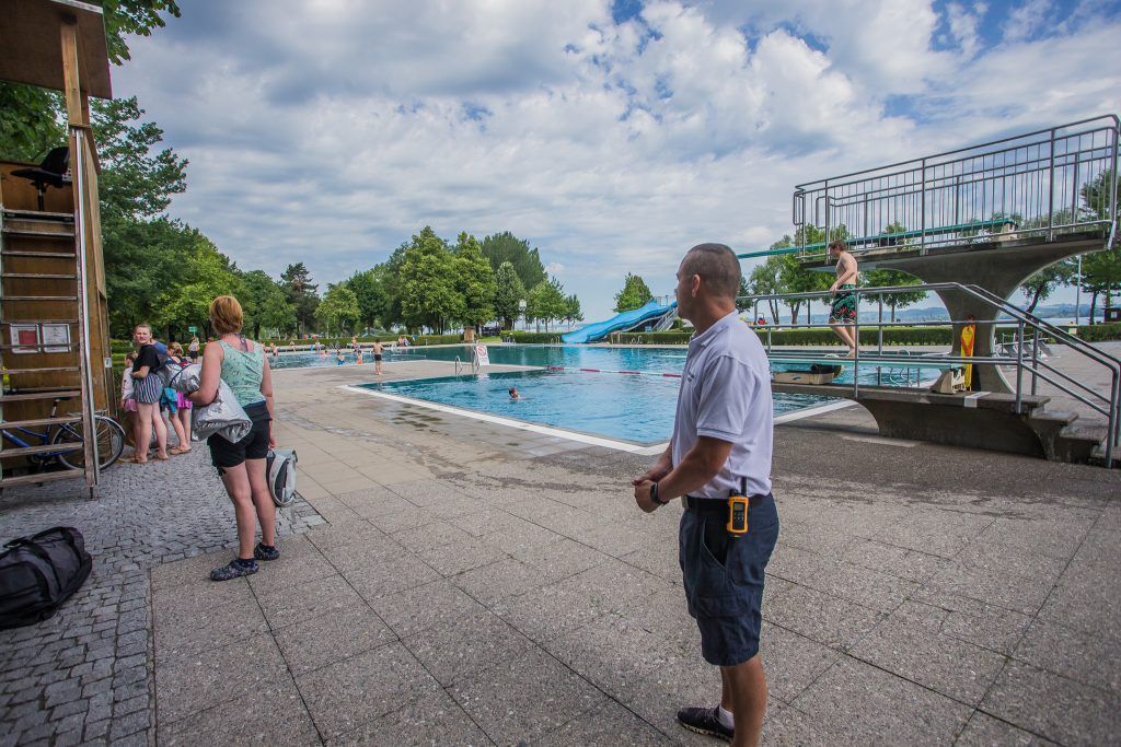 Stress im Freibad. Da braucht es strenge Bademeister und &#8230;