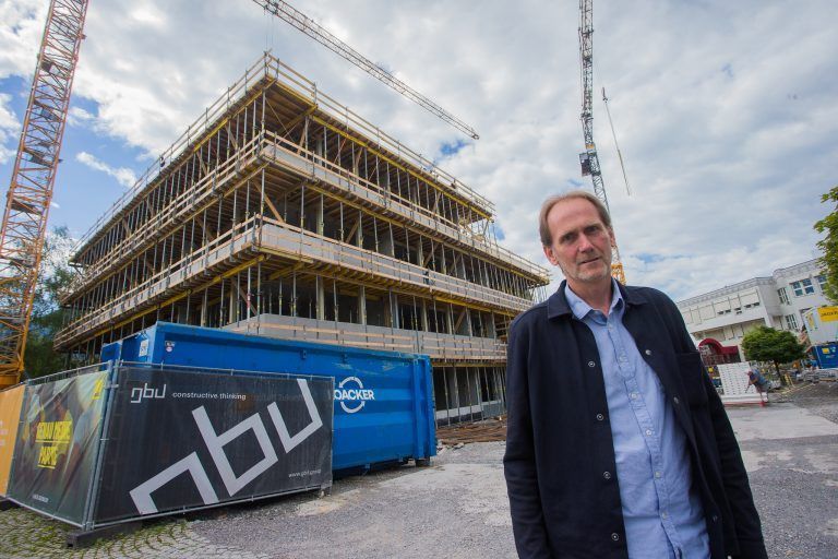 Darf sich bald als Hausherr einer nigelnagelneuen Bildungsstätte mit allen Vorzügen fühlen: Direktor Wolfgang Hinteregger. <span class="copyright">VN/Steurer</span>