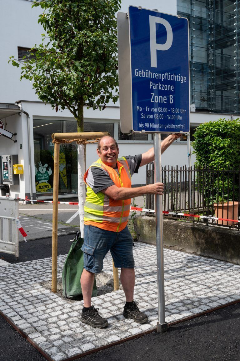 Reinhard Fitz vom Bauhof Lustenau präsentiert die erste Tafel an der Baustelle, die bald keine mehr sein soll. <span class="copyright">VN/Serra</span>