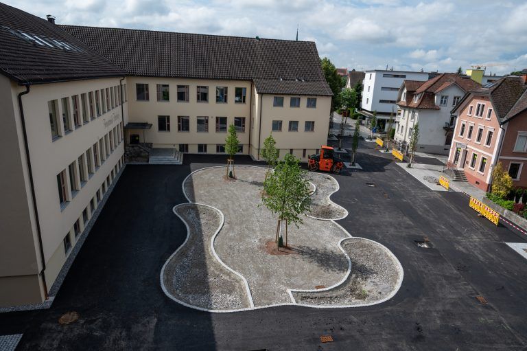 Die Begegnungszone vor der Mittelschule Kirchdorf in Lustenau steht kurz vor der Fertigstellung. Ab kommendem Mittwoch kann die Stelle wieder passiert werden. <span class="copyright">VN/Serra</span>