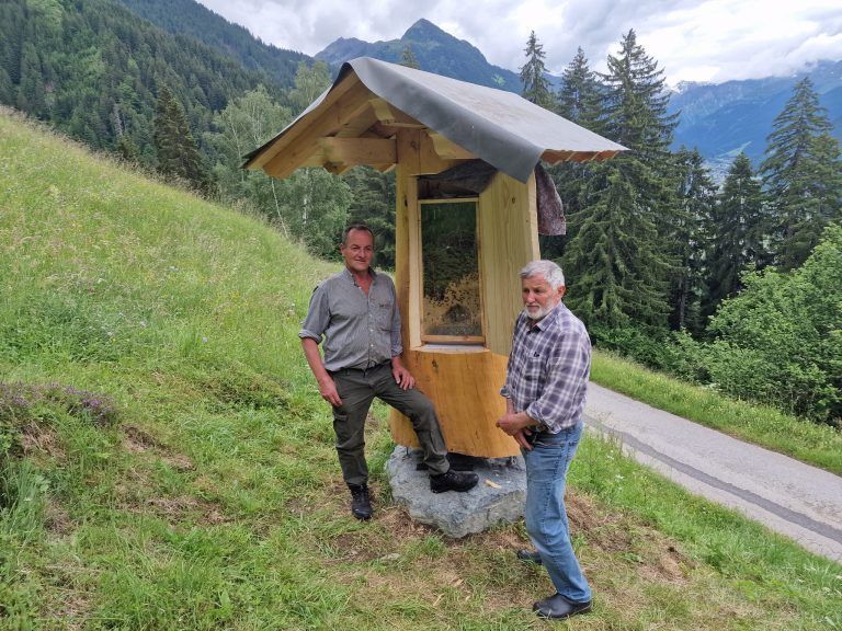 Gerhard Sahler und Leo Fiel zeigen den hinteren Teil des Bienenhauses.