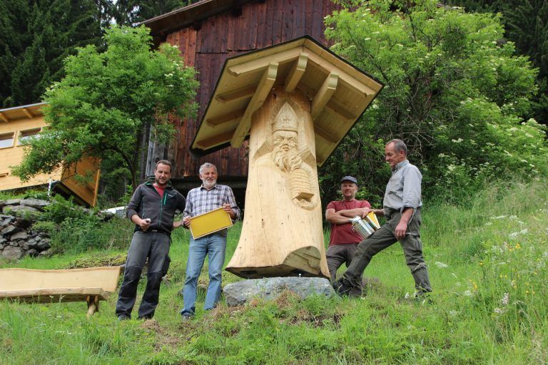 Das neue Naturbienenhaus mit den stolzen Imkern Simon Fiel, Leo Fiel, Günter Pfeifer und Gerhard Sahler.<span class="marker"><span class="copyright">EST</span></span>