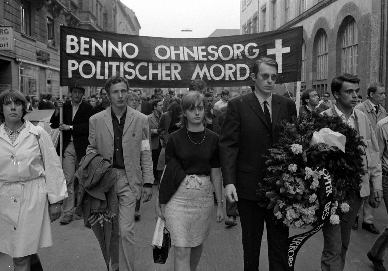 In ganz Deutschland gingen junge Menschen nach dem Todesschuss auf Benno Ohnesorg auf die Straßen. Der Todesschütze, der Polizist Karlheinz Kurras, wurde vor Gericht freigesprochen. <span class="copyright">AP</span>
