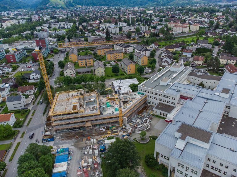 Ein Bild von oben. Der vierte Stock fehlt noch. Im Sommer schon soll mit dem Innenausbau der neuen Schule begonnen werden.