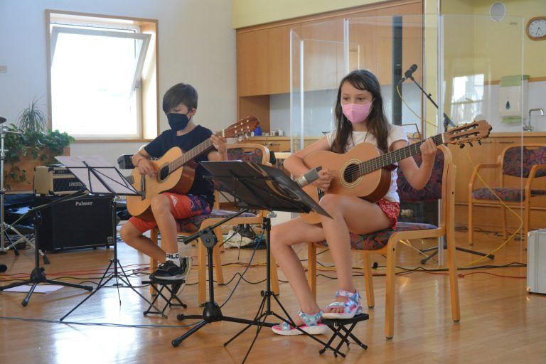 Eine besondere Überraschung bescherten die Gitarren- und Bandschüler von der Rheintalischen Musikschule den Senioren im Seniorenhaus Hasenfeld. 