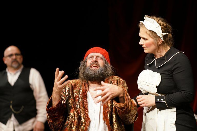 Bartle Fink als Arzt, Walter Gemeiner als König und Doris Metzler als Haushälterin. <span class="copyright">Ludwig Berchtold</span>