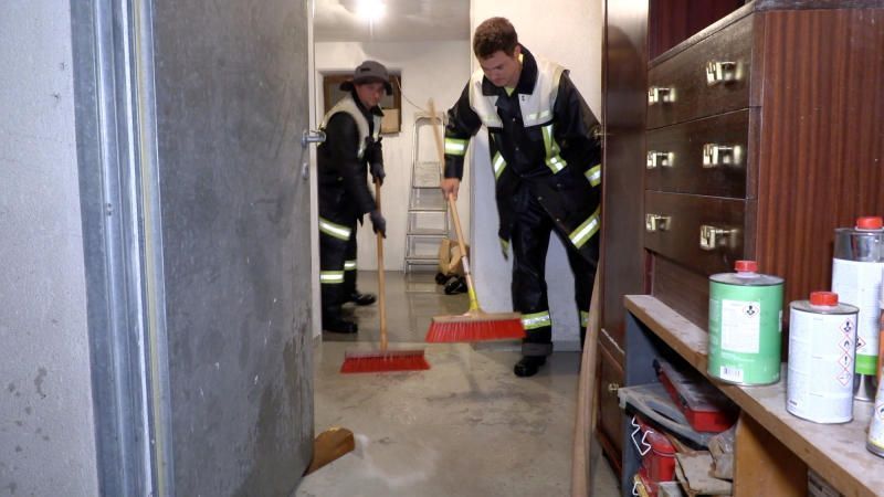 Starkregen überflutet Keller, Garagen und Unterführungen