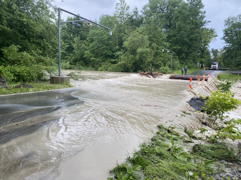 Starkregen überflutet Keller, Garagen und Unterführungen
