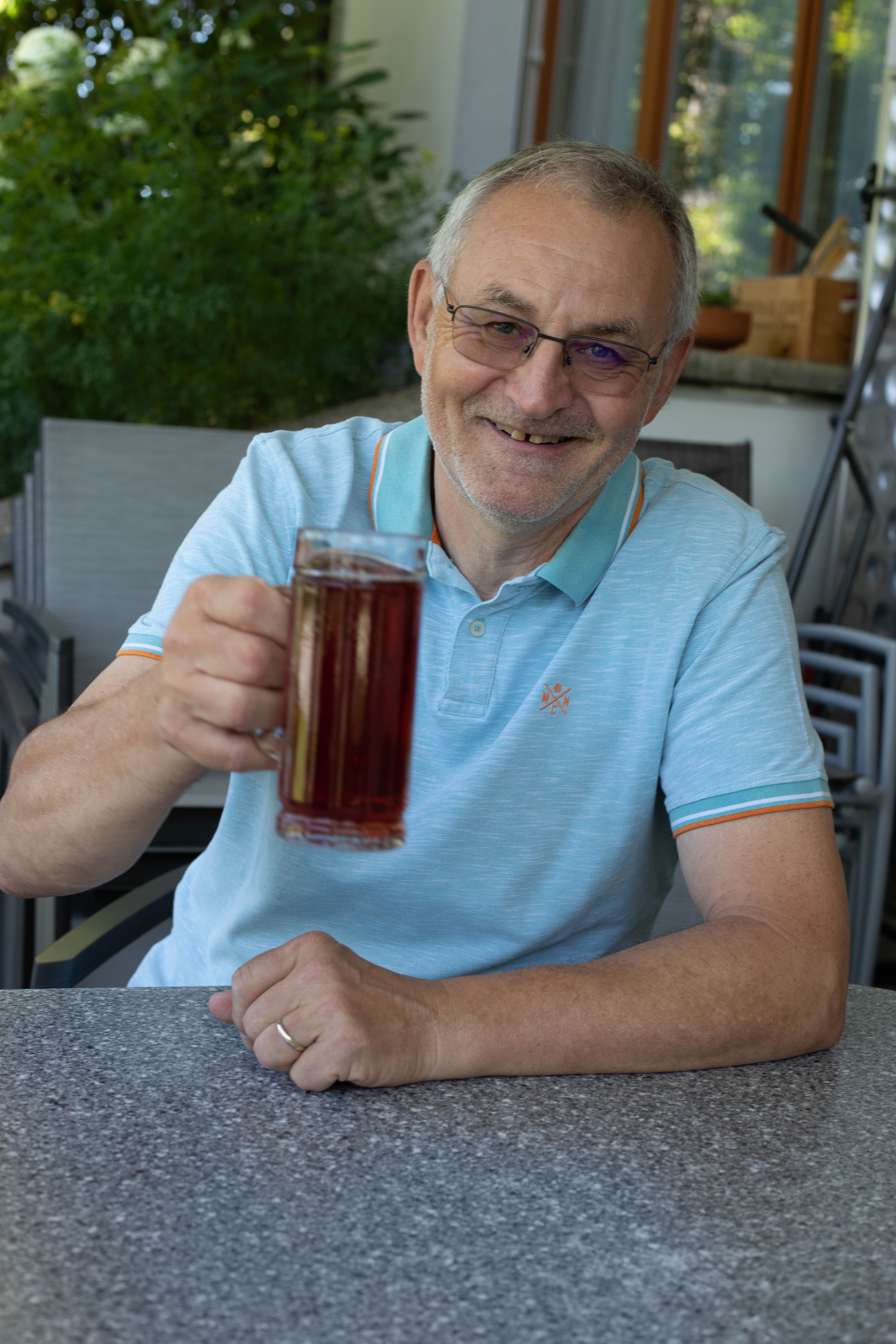 So schön kann das Leben sein. Rainer Gögele lässt es sich zu Hause gutgehen und kann das tun, was er gerne tut.