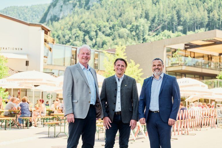 Götzner Bürgermeister Christian Loacker mit Koblacher Bürgermeister Gerd Hölzl und Geschäftsführer Achim Steinhauser.