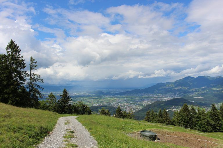 Oberhalb der Hütte genießt man einen Blick vom Bodensee bis nach Nüziders.