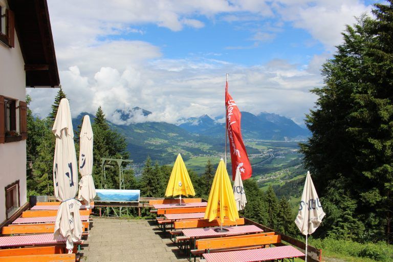 Auf der Terrasse der Feldkircher Hütte kann man abschalten und in der Ruhe der Natur neue Kraft tanken.