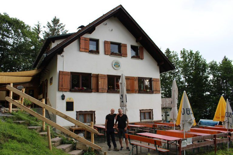 Steve Köhler und Martin „Mücke“ Mikulcak vor dem Naturfreundehaus. VN/Hartmann, Naturfreunde