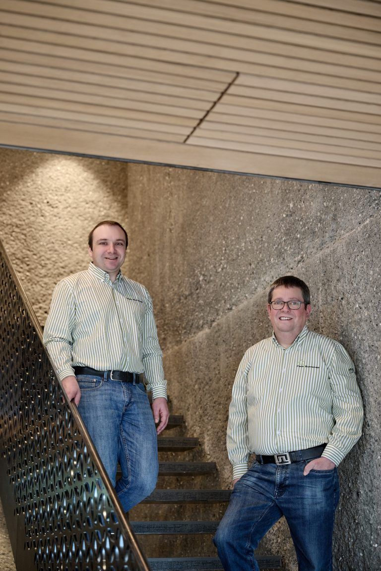Thomas Burtscher (li.) und Christof Frick vereinen den Werkstoff Holz mit Technik.  Fa/Hagen