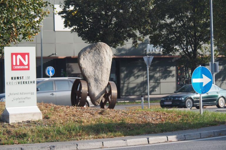 Die wesentlichen Bestandteile seiner Kunst: Stein und Stahl. Zu sehen im großen Kreisverkehr beim McDonald’s in Rankweil.