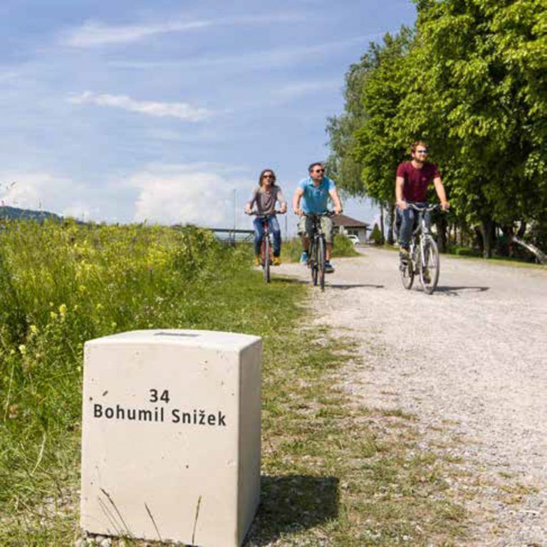Per QR-Code ist an Hörsteinen Erzählungen von Schicksalen zu begegnen.