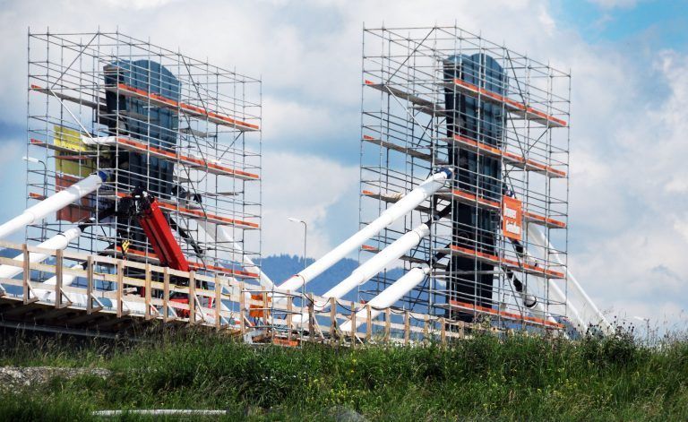 Die Vorspannung der Pylonen der neuen Brücke ist bis Mitte Juli fertig montiert.