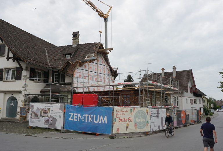 Im Gange ist der Neubau des alten Stadels neben dem Kolibri.